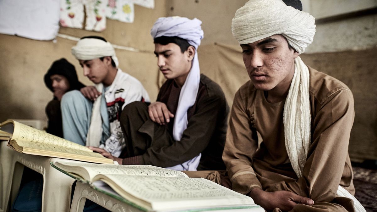Tělesné tresty za mobil či účes. Tálibán dál zpřísňuje afghánské školství